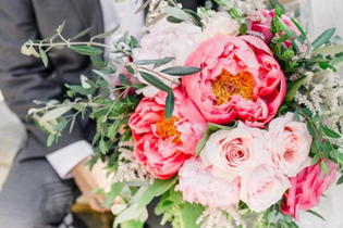 15 Ideas: What to do with Rose Petals at a Wedding